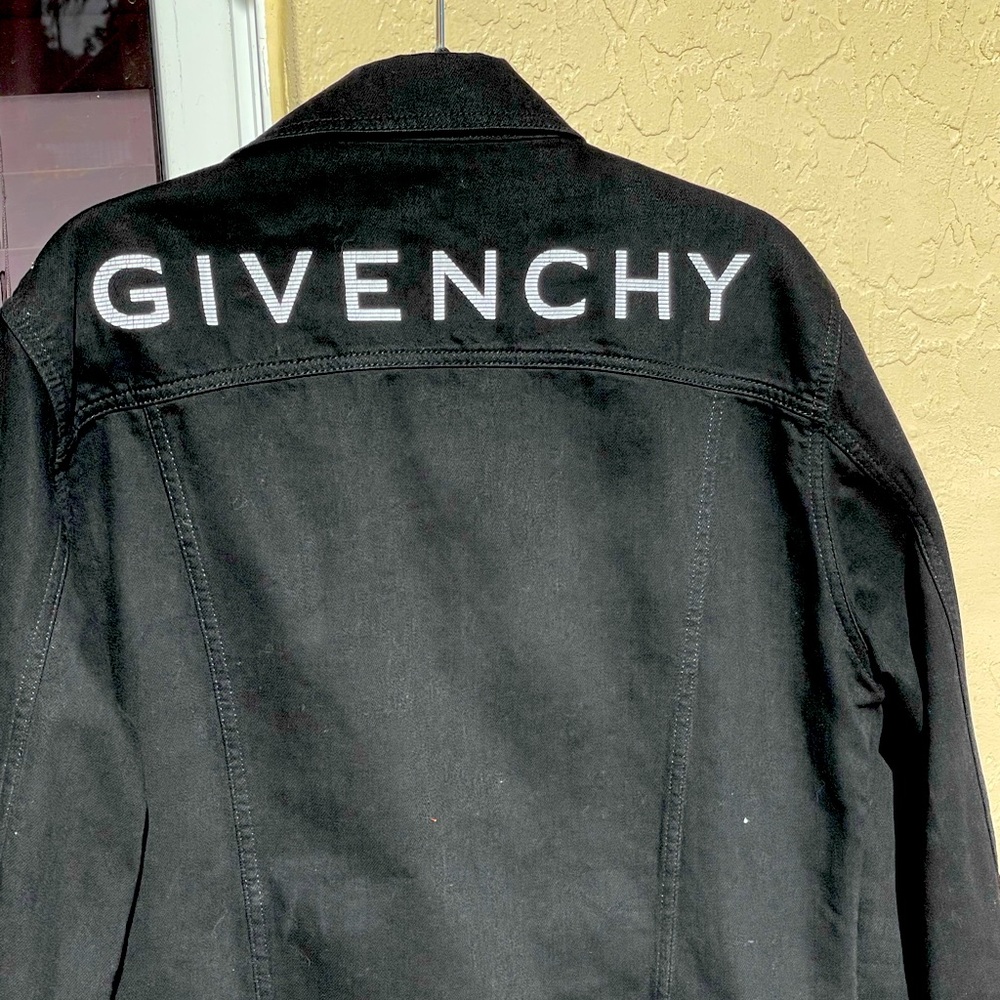 GIVENCHY embroidered logo denim Black jacket. In Great condition!